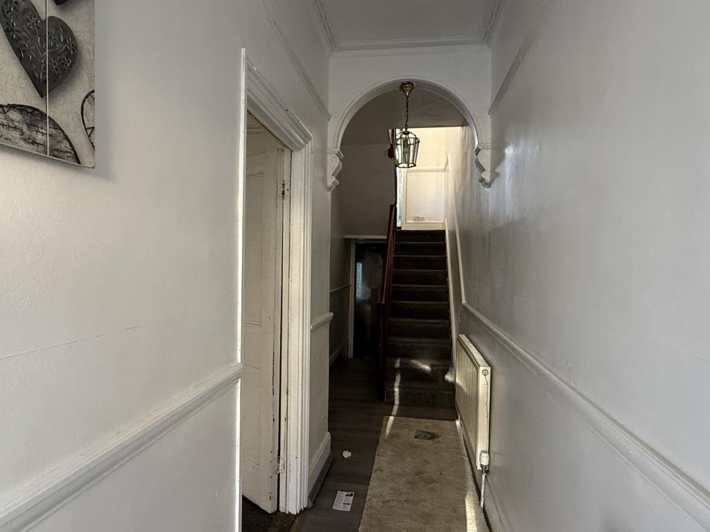 Lot: 118 - HOUSE CLOSE TO TOWN CENTRE IN NEED OF REFURBISHMENT - Entrance Hall in House in Need of Refurbishment
